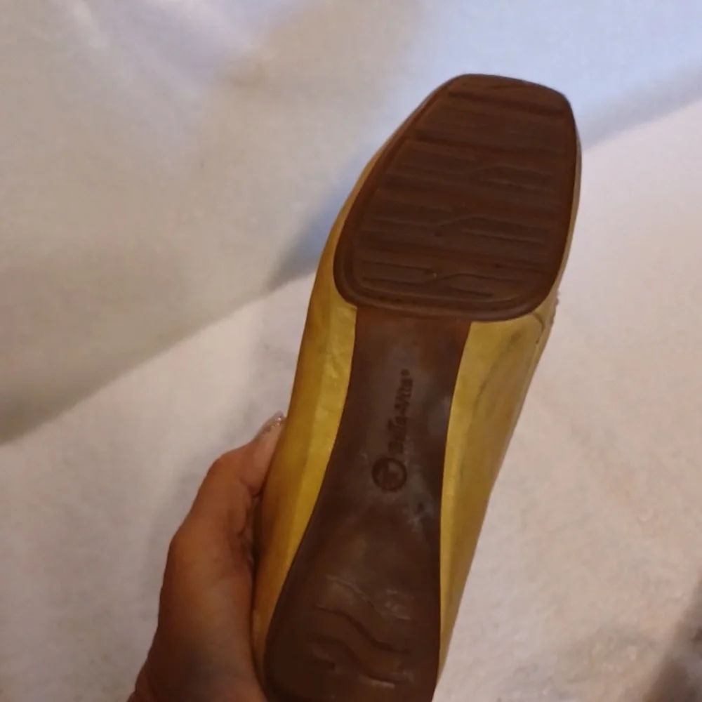Bella Vitar leather flats size 8 N